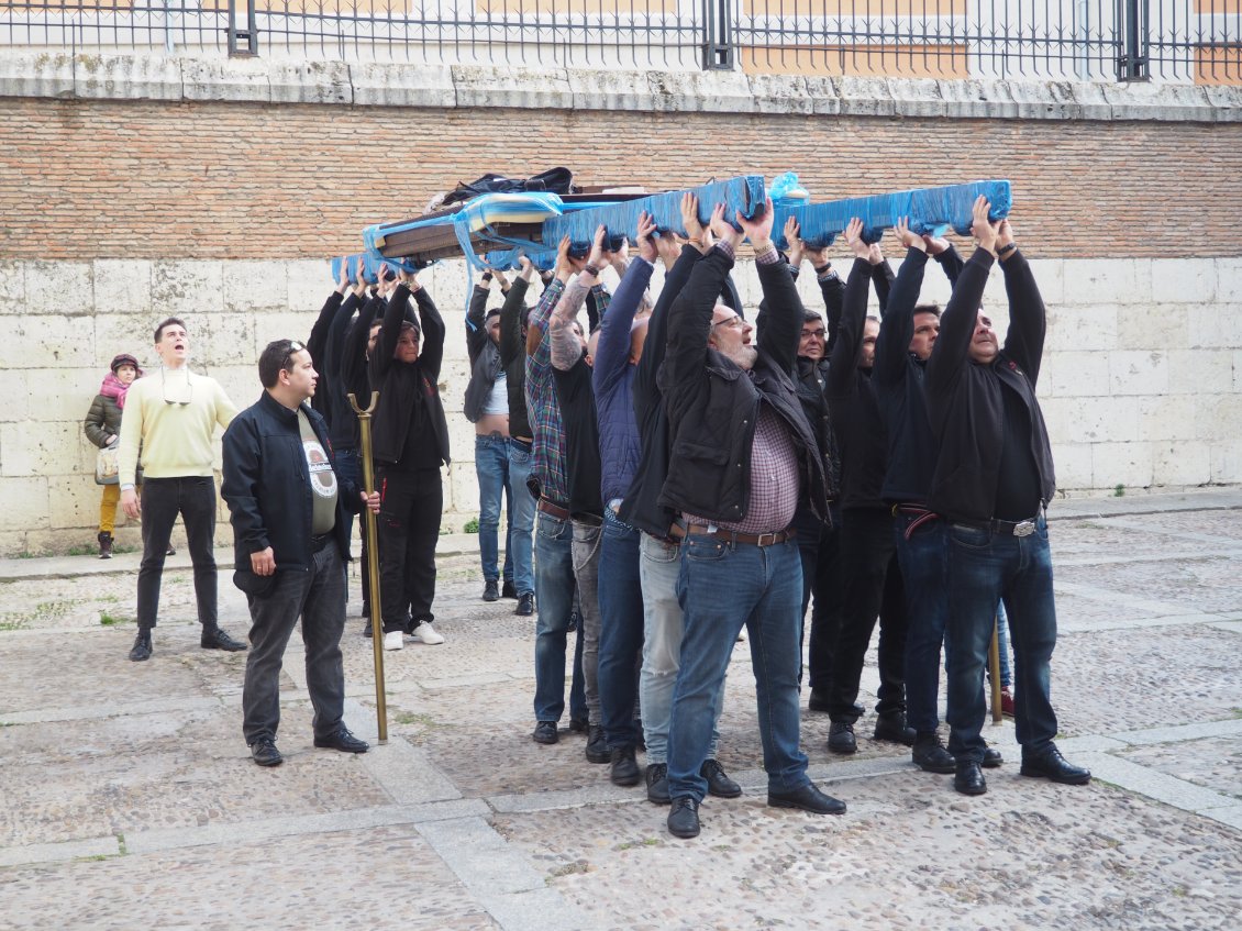 Les costaleros soulèvent le paso, guidés par le rythme du costal.