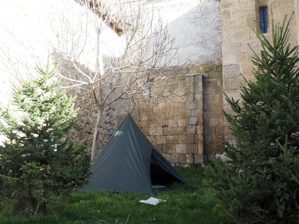 Bivouac au pied de l’église de Hontanas.