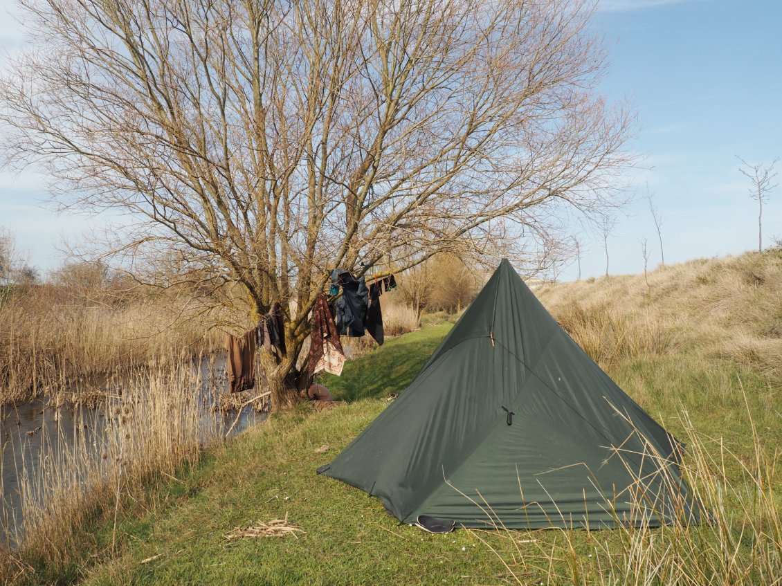 Bivouac propice au repos, avec un petit cours d’eau