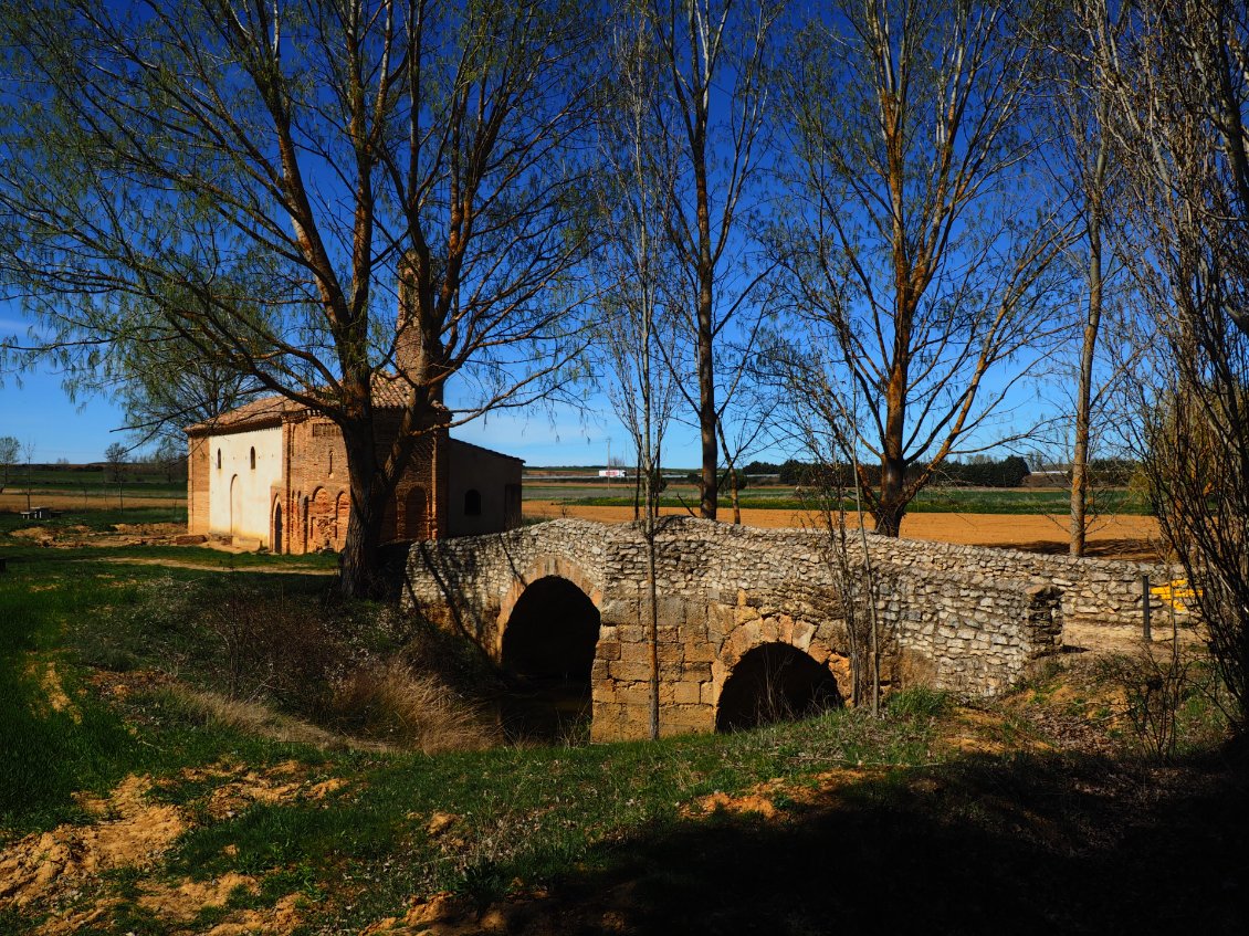 Le pont ancien et la chapelle Virgen del Puente.