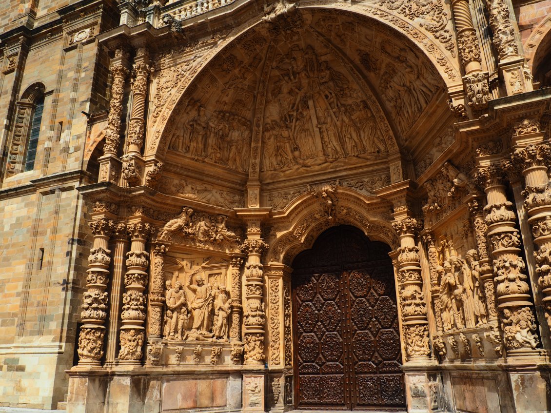 Détails et sculptures remarquables de la cathédrale d’Astorga.