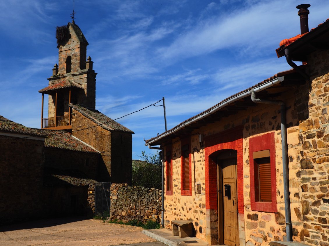 Architecture locale : encadrements de porte colorés à Santa Catalina de Somoza.