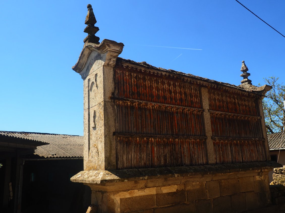 Hórreo galicien, grenier traditionnel surélevé pour stocker le maïs et les récoltes.
