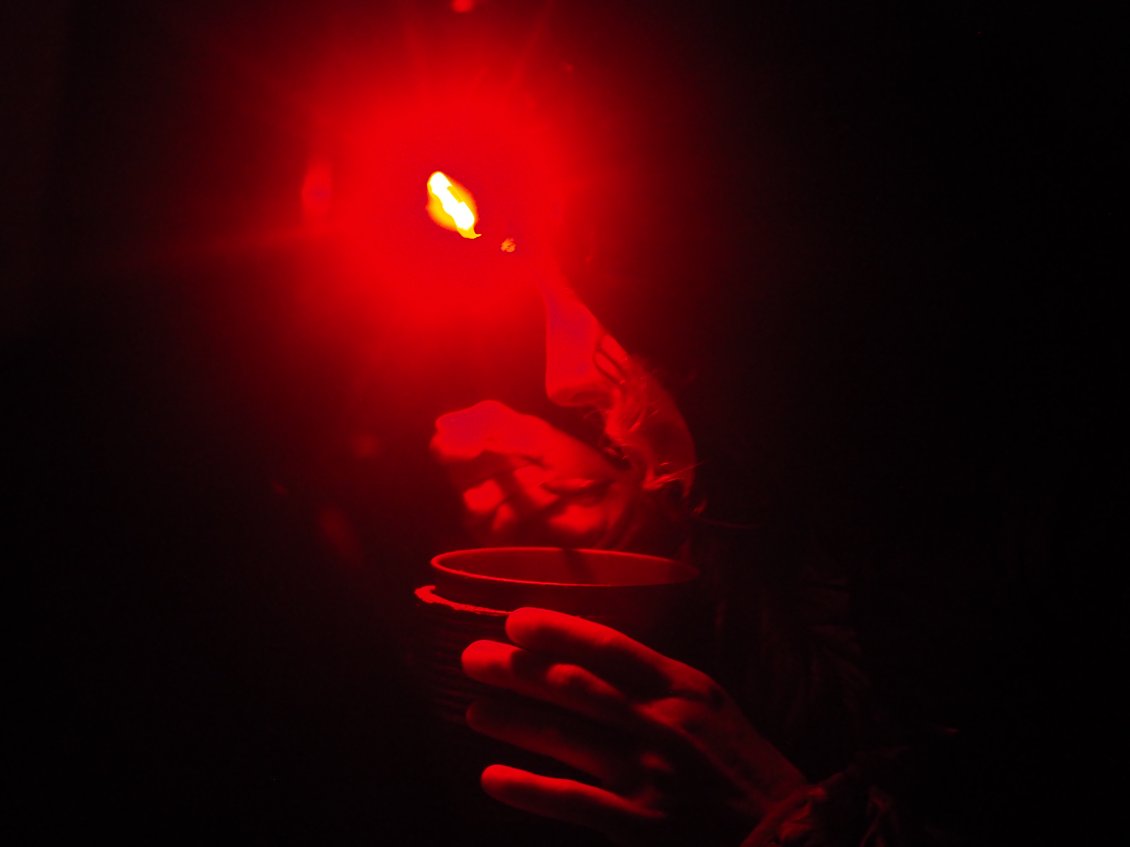 Bouillon du soir à la douce lueur rouge.