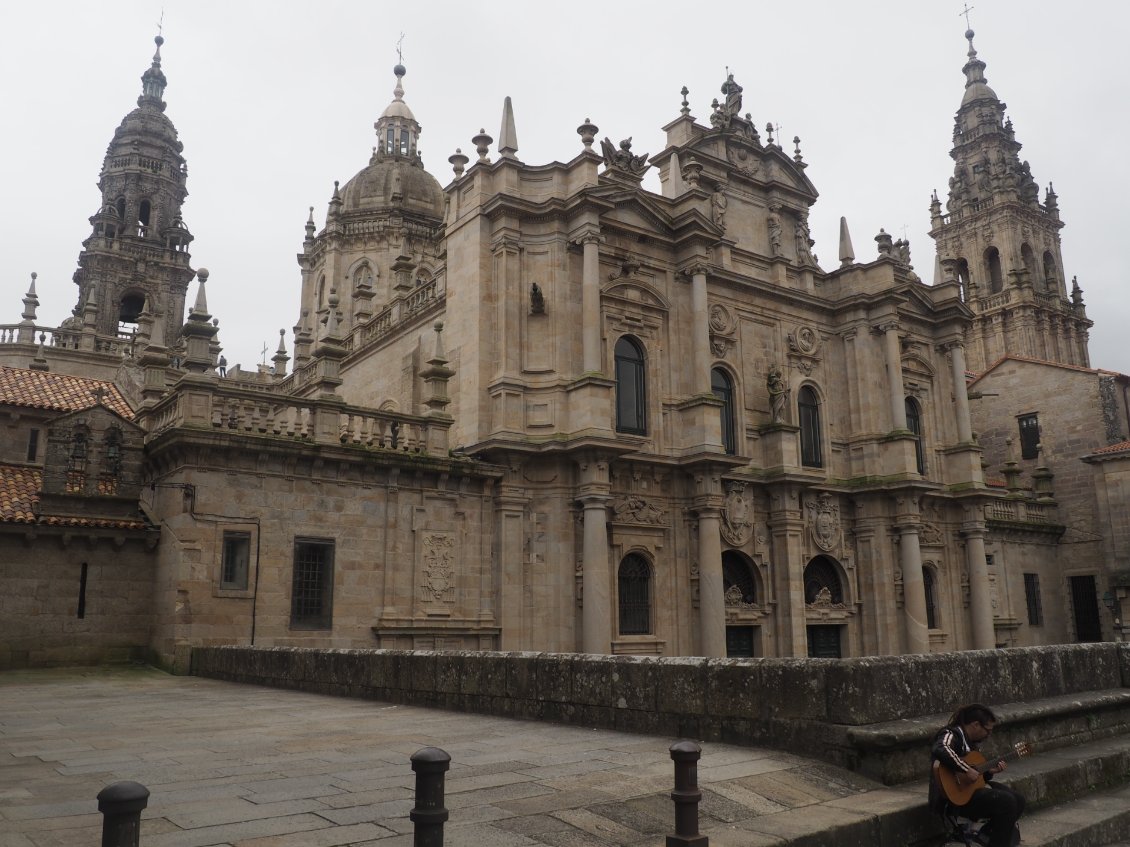 Aperçu d’un côté de la cathédrale.