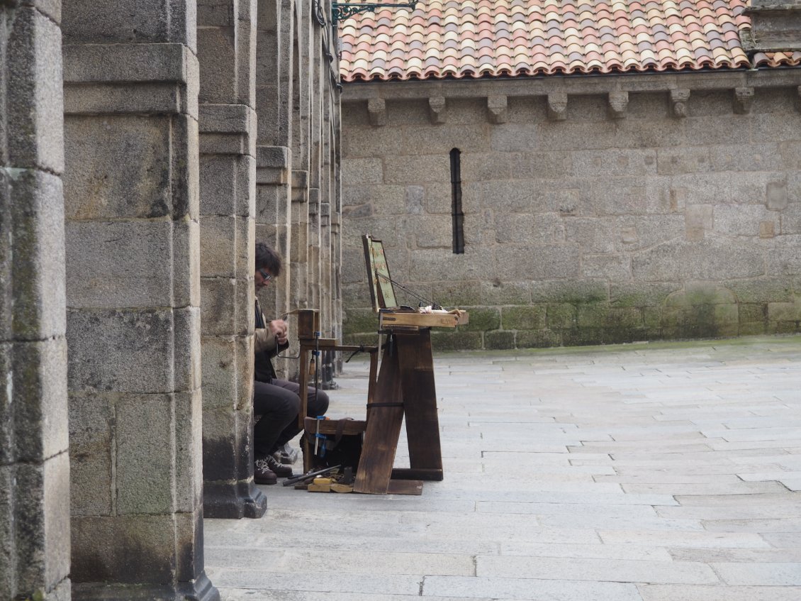 Autour de la cathédrale, les artistes et musiciens donnent vie aux rues.