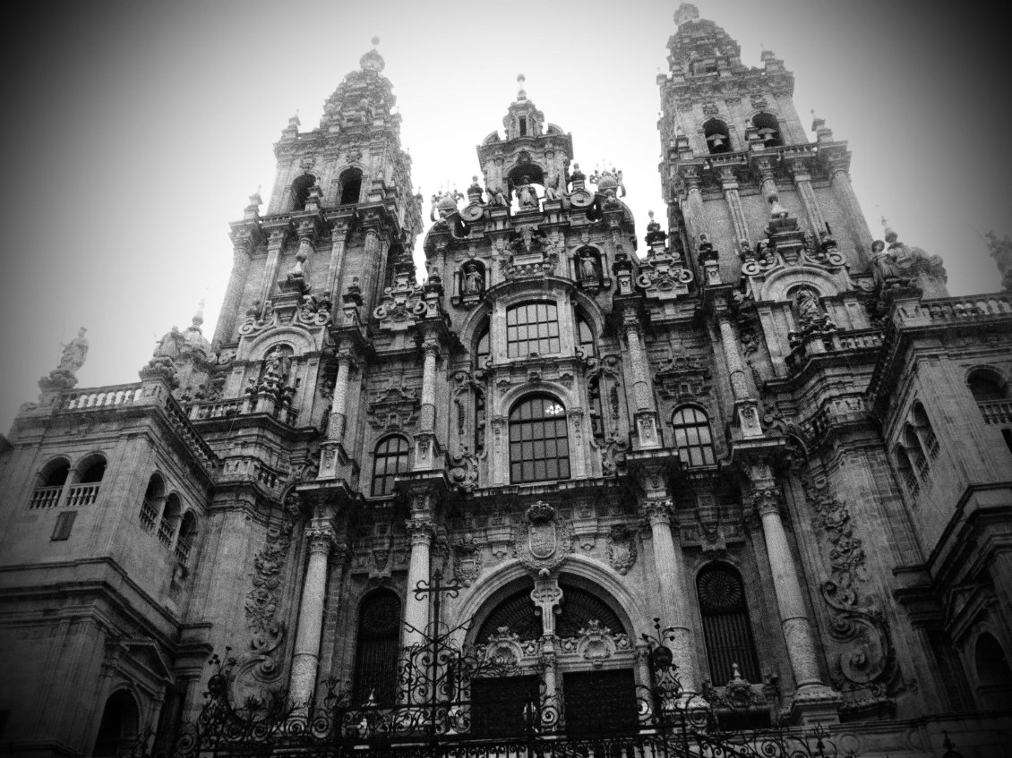 Façade principale monumentale de la cathédrale de Saint-Jacques.