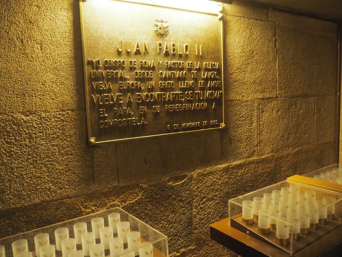 Plaque commémorative de la visite du pape Jean‑Paul II en 1982.