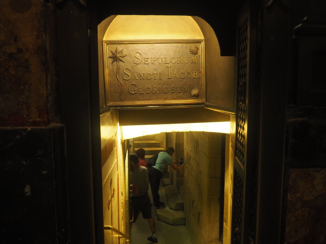 Passage par la crypte vers la sépulture de Saint-Jacques.