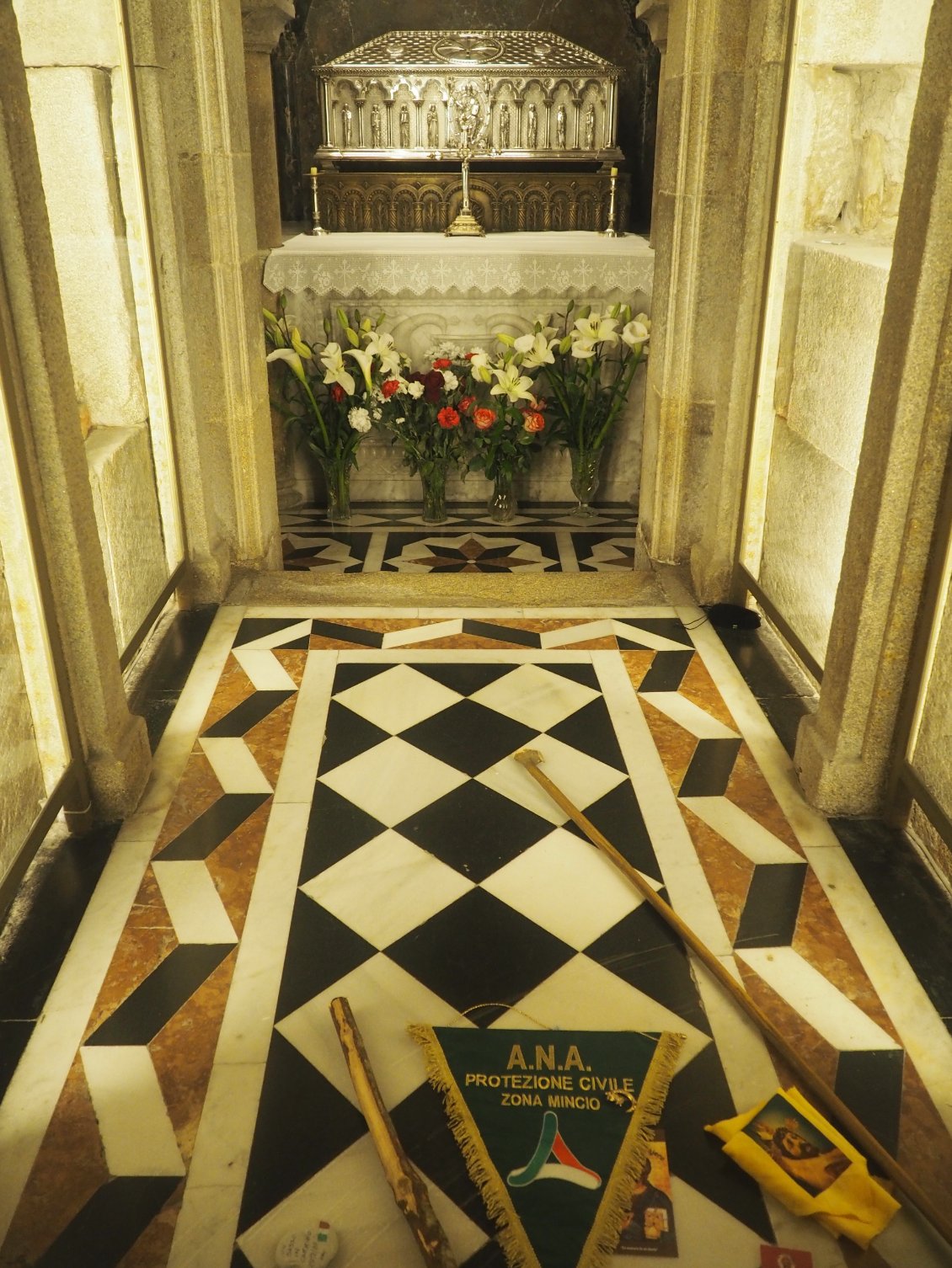 Le tombeau de Saint-Jacques, abritant ses reliques, au cœur de la cathédrale.