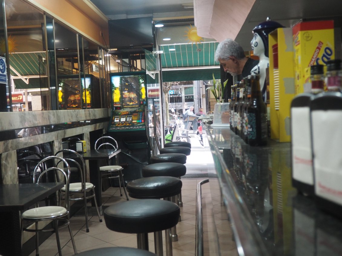 Autre ambiance : comptoir à tapas et vin rouge.