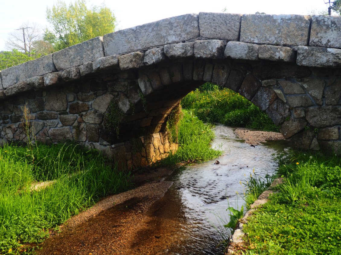 Un pont, une rivière, et le sentiment de repartir à zéro.
