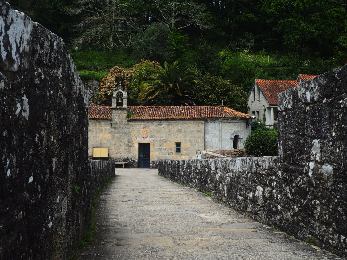 La chapelle de San Blas veille sur le Camino.
