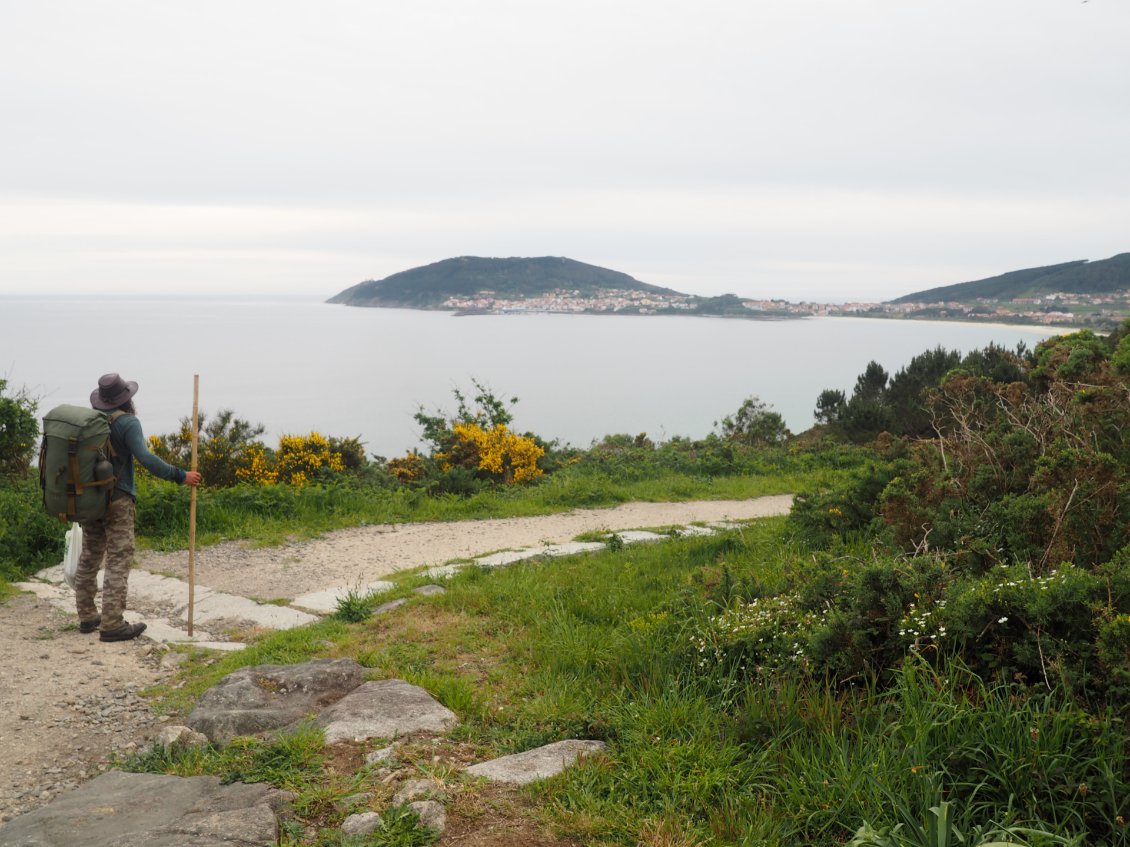 Quelques kilomètres avant Fisterra, le regard tourné vers la ville, le phare et l’océan.
