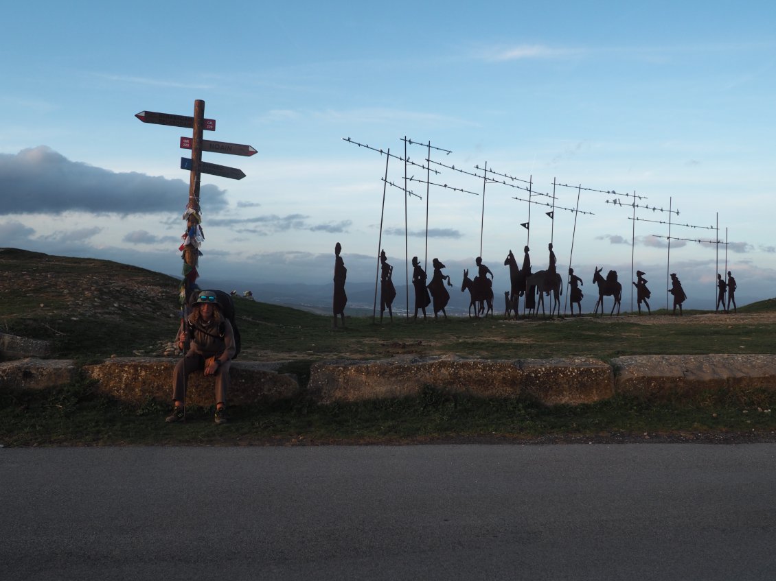 Silhouettes de métal, balayées par le vent du sommet.