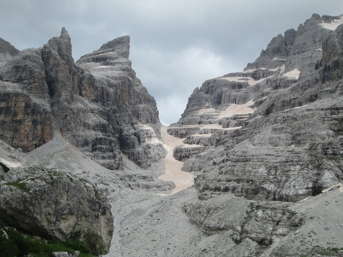 Le col Tuckett encore bien enneigé. Des cordées descendent tardivement vers le refuge.