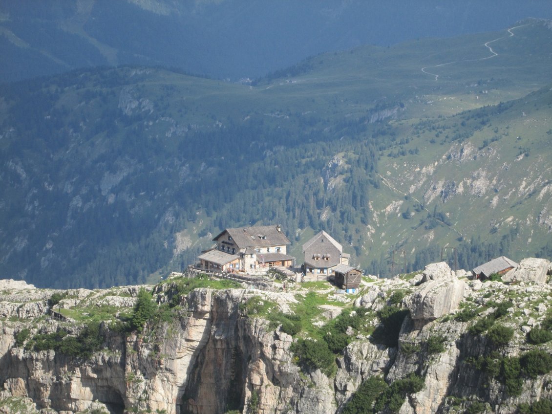 Vue sur le refuge Tuckett depuis le sentier Sosat