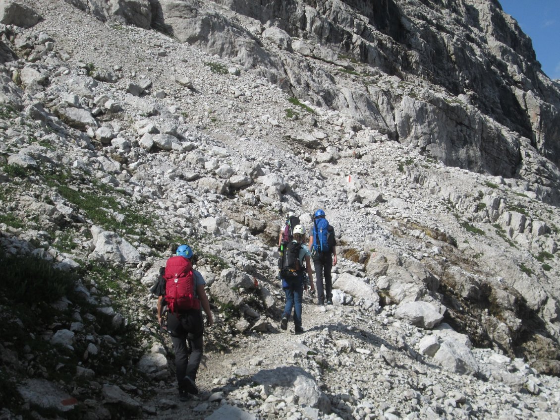 Sur le long sentier menant à la gorge