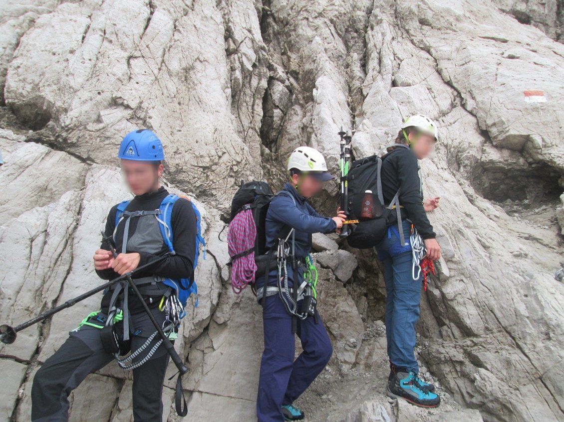 ... nous passerons par la barre rocheuse équipée.