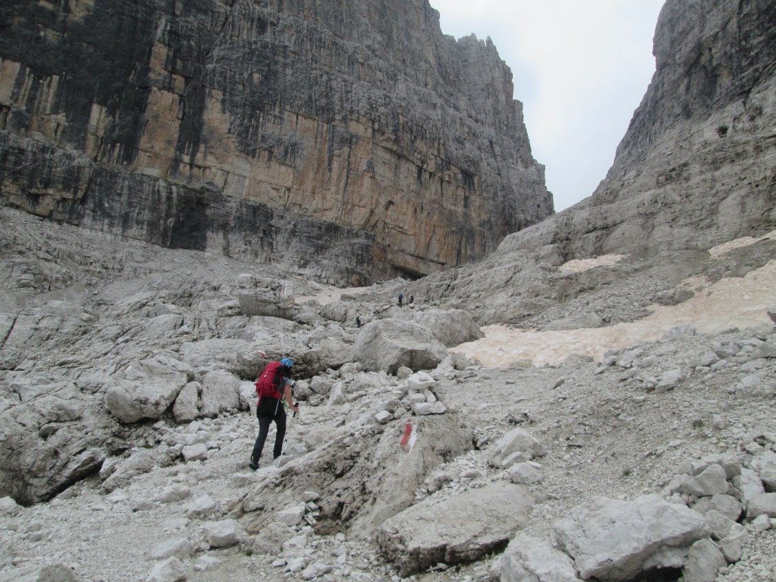 Au-dessus de la barre rocheuse, on rejoint la via ferrata delle Bocchette Centrale