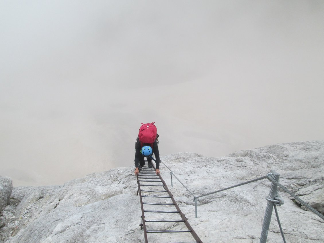 La dernière échelle plonge dans le vide ... le fond du vallon est à peine visible