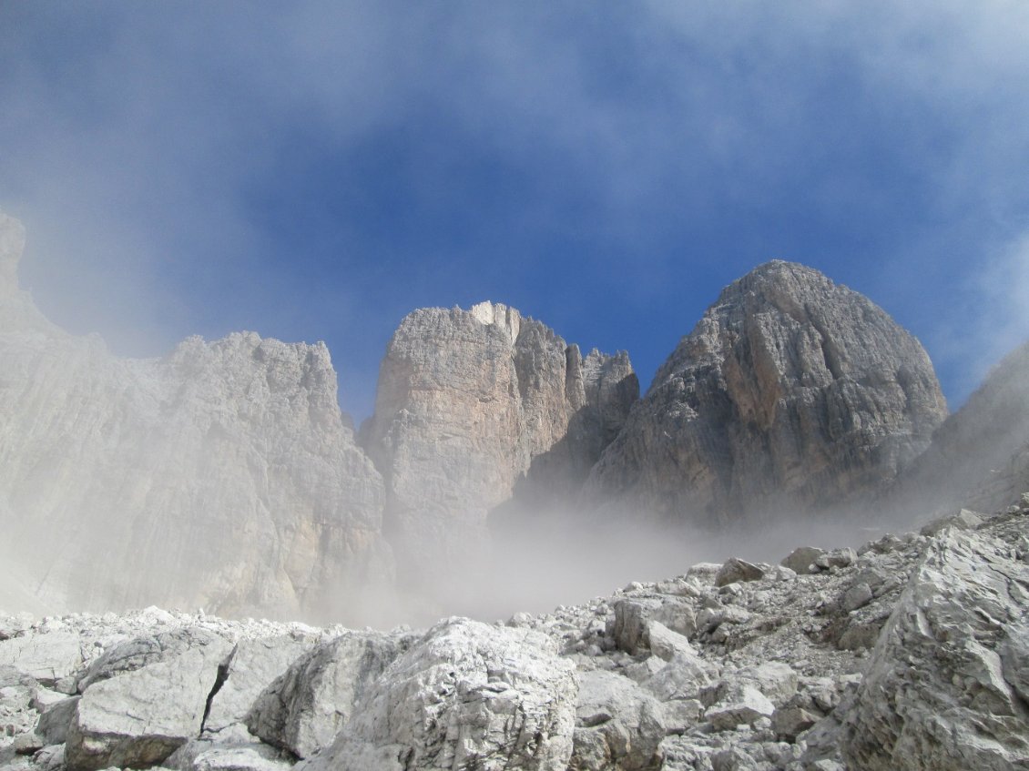 Les éboulis menant au pied de la face ou débute la via
