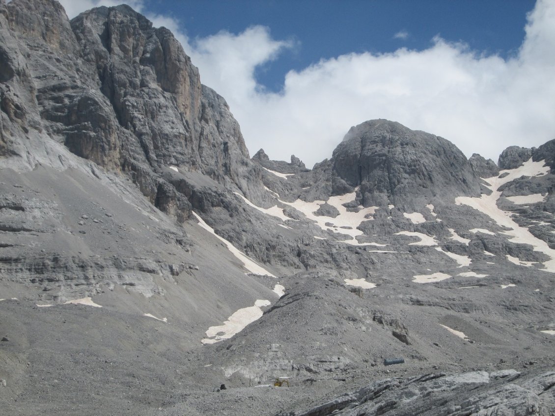 Le col est visible juste à droite de la seconde pointe