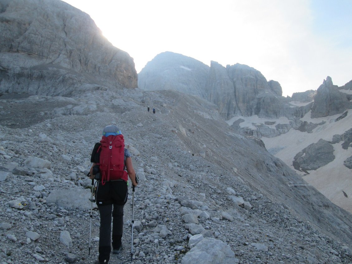 Lors de la remontée de la moraine en rive droite du glacier Agola