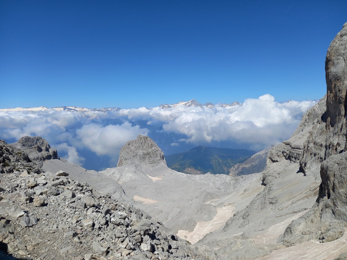 Le vallon de descente partiellement enneigé