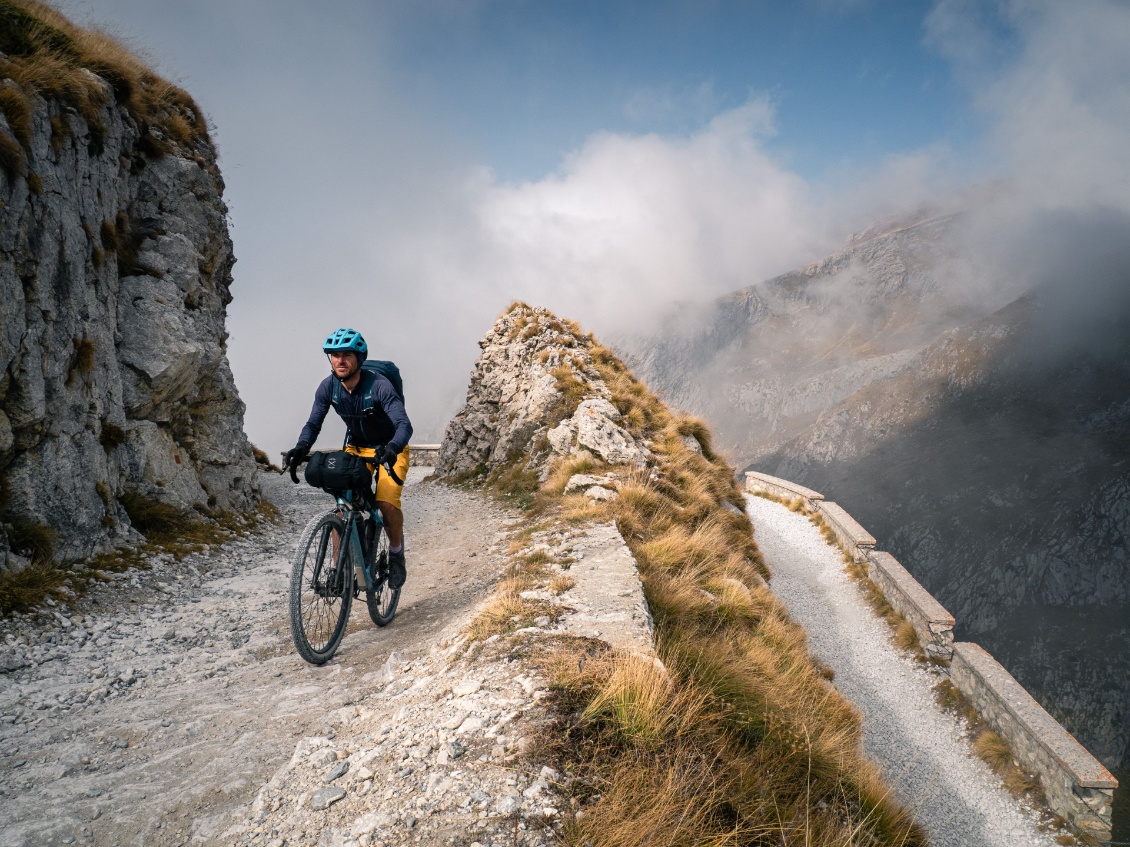 La fameuse épingle suspendue au vide.