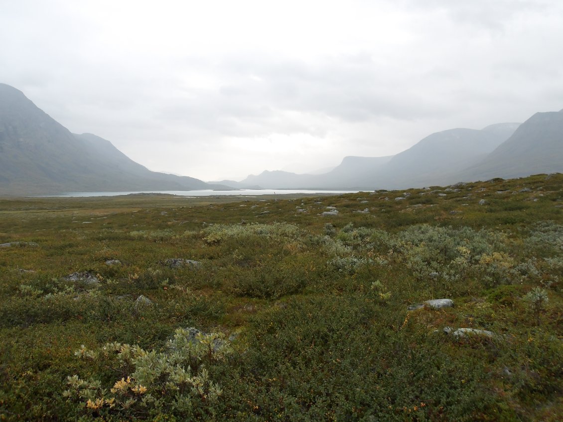 Après la montée du col, la récompense est une large vue sur un plateau