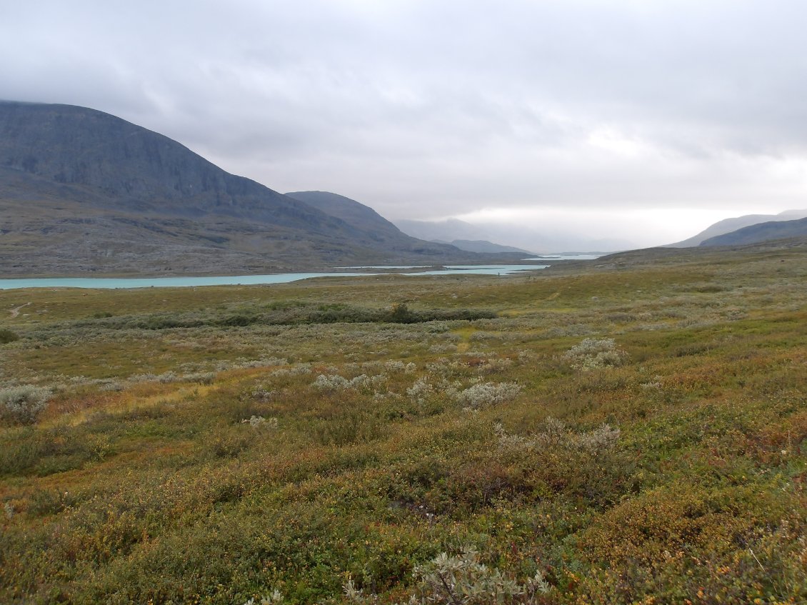 En regardant au sud, Alesjaurestugorna est au bout