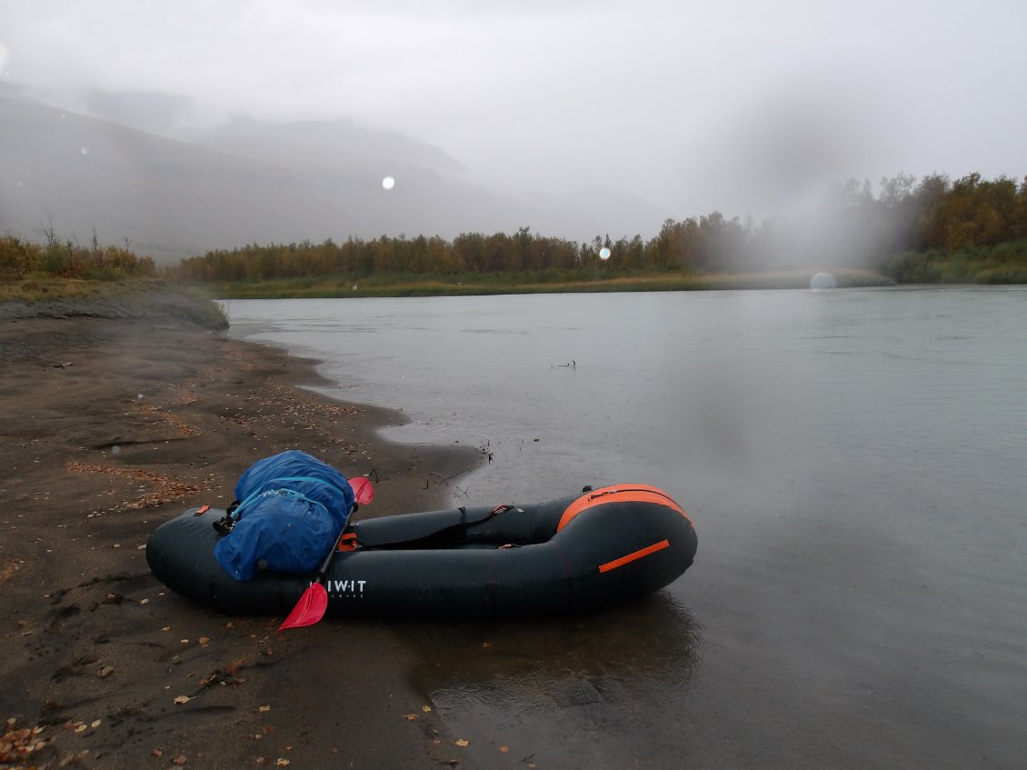 Pause sur une rare plage de sable noir durant ma descente