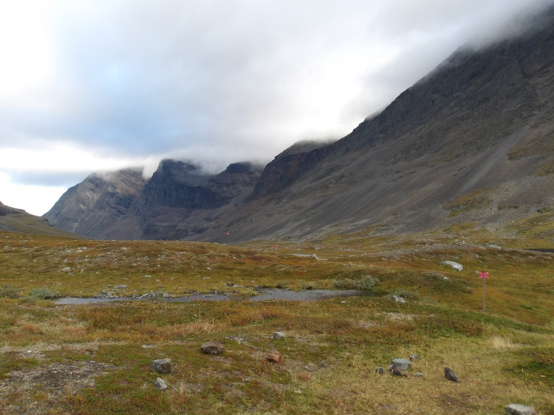 En regardant derrière, je m’enfonce dans la vallée après avoir dépassé la station du Kebnekaise (un balisage de croix rouges permet de se repérer par sol enneigé et mauvaise visibilité)