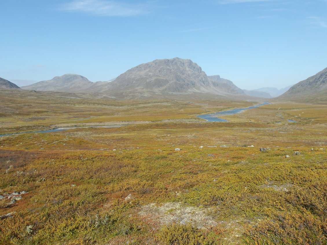 La rivière Tjäktajåkka coule vers le lac Kaitum, mais se transforme rapidement en canyon