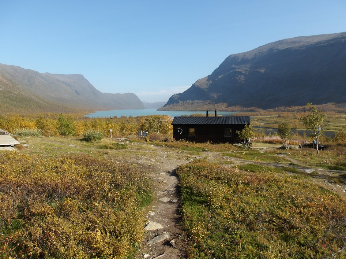 Avec son petit camping, vue imprenable sur le lac !