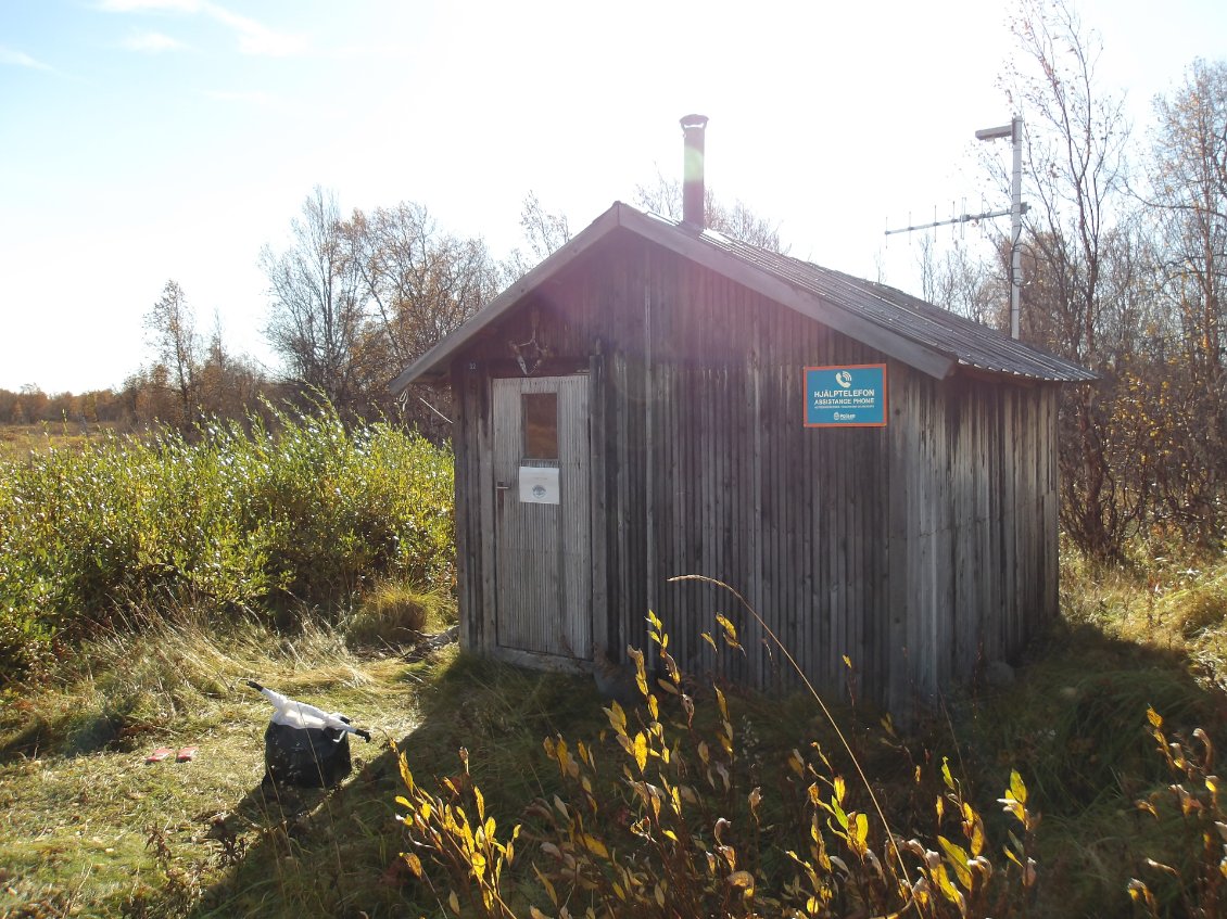 La cabane de Riehkkusuando dispose de tout le nécessaire (dont un téléphone de secours fonctionnel), j'y laisserai ma cartouche de gaz en guise de remerciement
