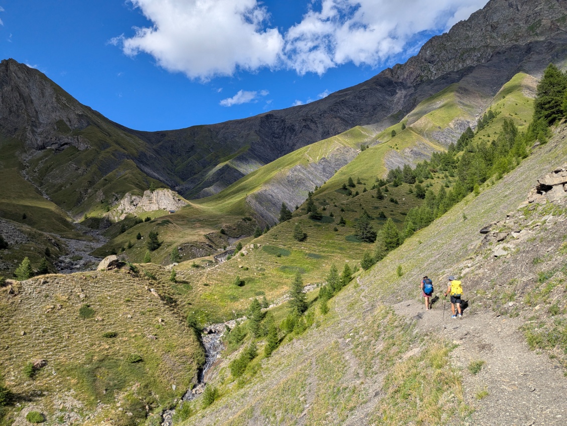 Douces lumières d'après-midi dans le vallon de Méollion. Au fond le col éponyme, que nous ne gravirons pas et laisserons sur notre droite, avec ses sa géologie et ses couleurs contrastées.