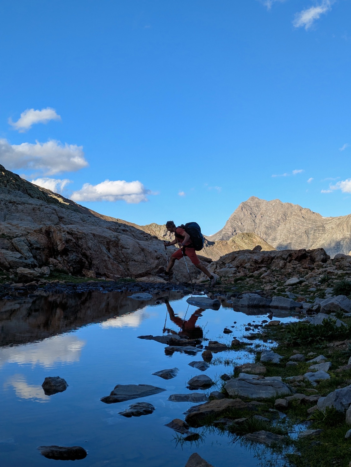 Nous sommes déjà à l'ombre des montagnes entourant le lac, l'ambiance n'en est pas moins superbe.