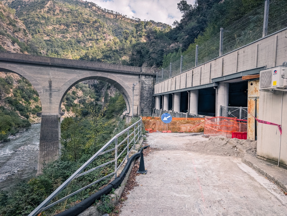 Vallée de la Roya. Court passage dans le tunnel obligatoire.