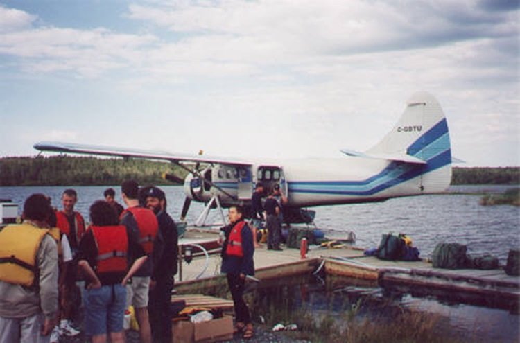 Un de deux DHC-3 Otter en cours de chargement