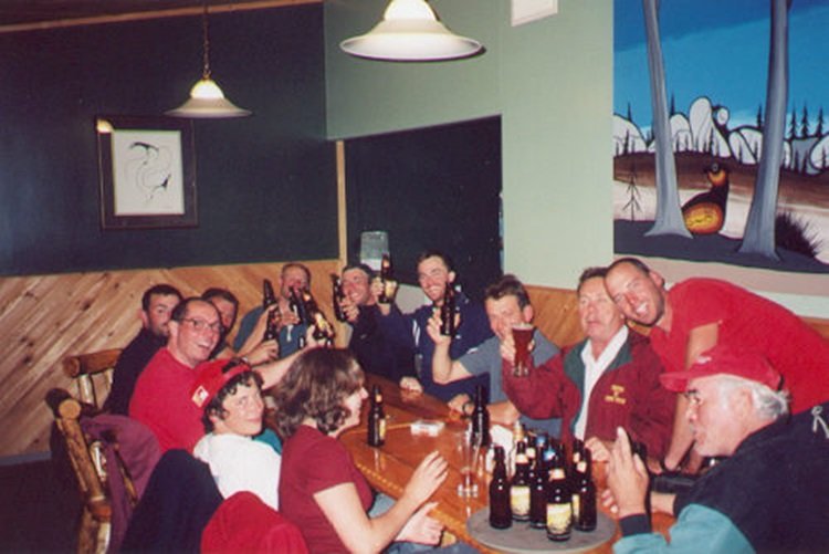 Une bonne bière avec le routiers qui nous ont aidé à transporter les canoë depuis le ferry