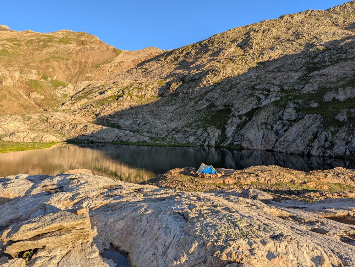 Si hier soir, nous sommes arrivés après que le soleil se cache derrière les montagnes, après la nuit, ce sont ses rayons nous sortent de notre sommeil dans l'ambiance magique d'un matin d'été en montagne.