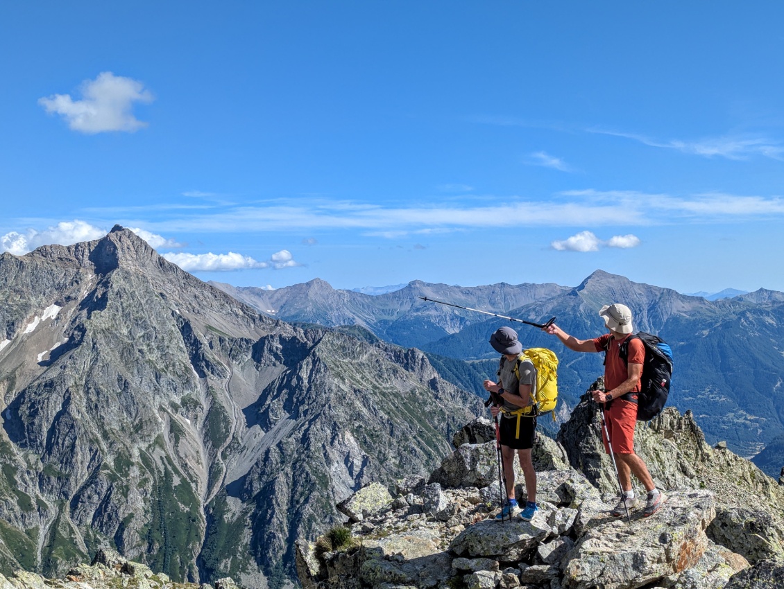 À gauche l'aiguille de Cédéra et la longue crête descendant vers la vallée, le long de laquelle nous avons volé le matin. Le vallon remonté la veille et le lac se trouvent de l'autre côté.