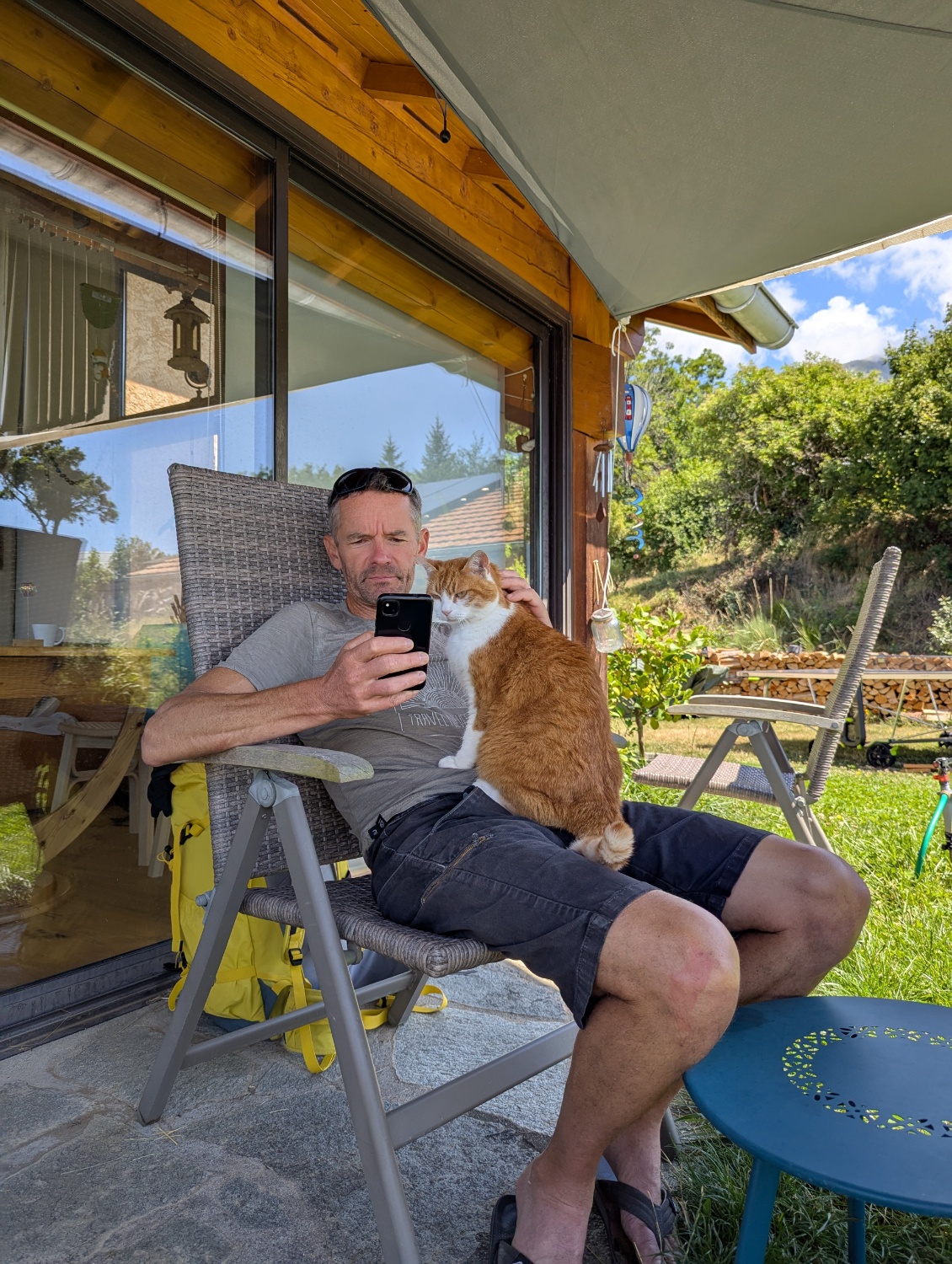De retour à la maison après 3j, nous avons manqué à Potiron ! Et c'est Tigrou, un autre félin :-), qu'il choisit pour un câlin de rouxtrouvailles !
