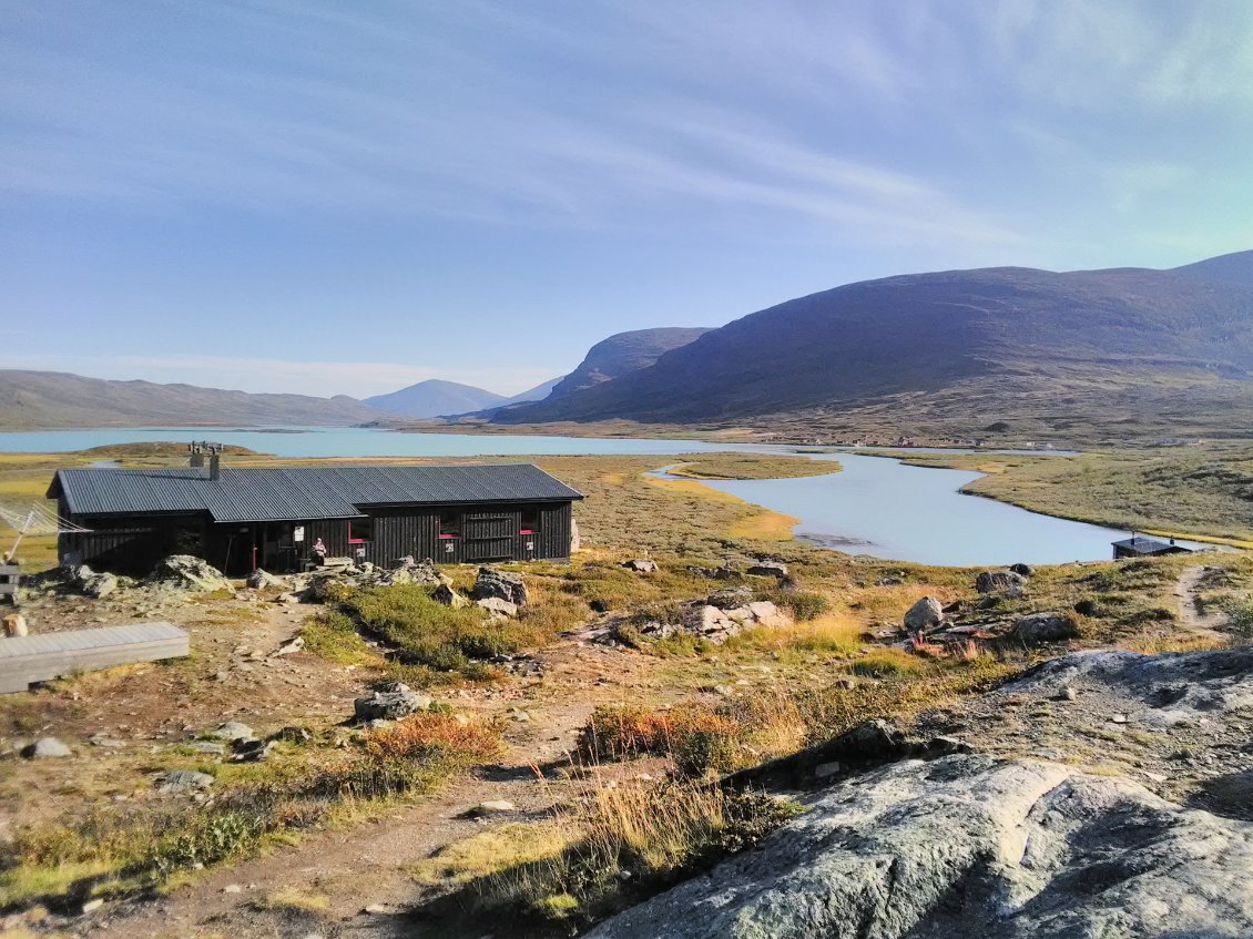 Alesjaurestugorna. Village d'Alesjávri au fond à droite en bordure du lac