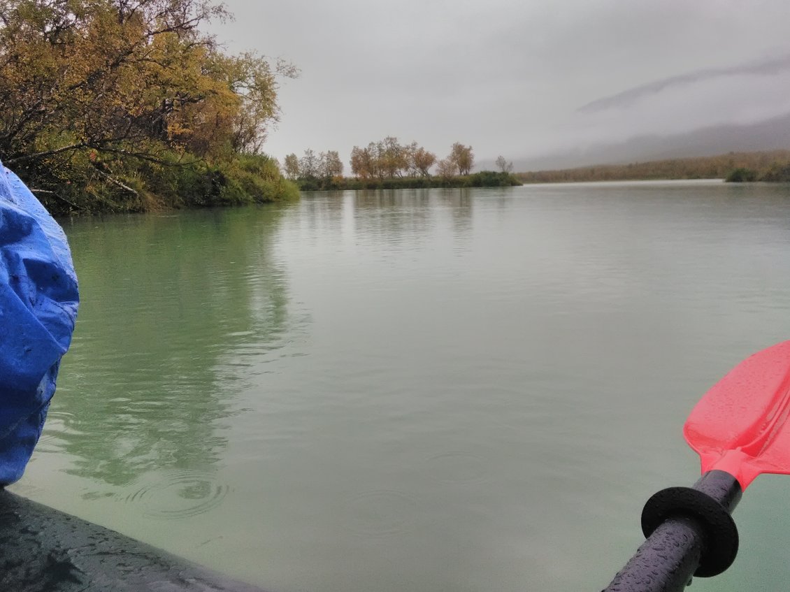 En l'absence de courant, il est préférable d'avoir un packraft équipé d'une dérive pour limiter l'effet "essuie-glace" en pagayant