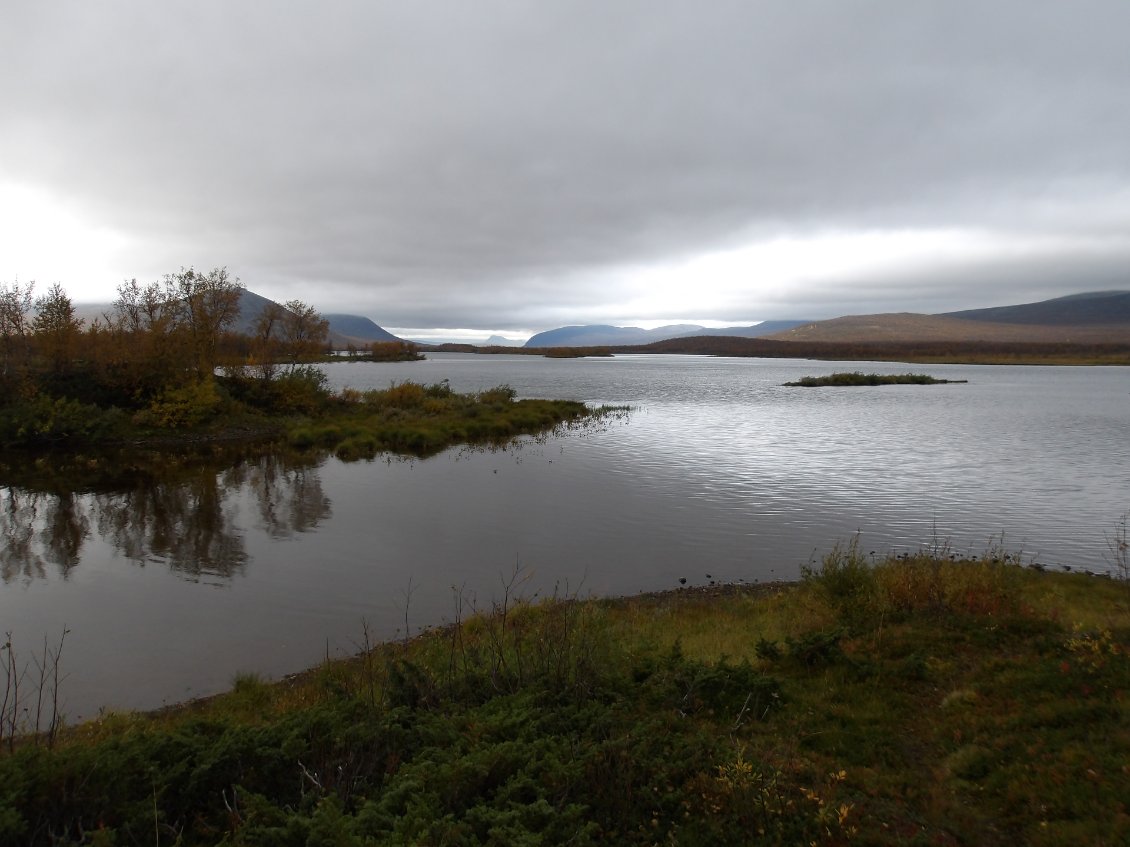 Je repasse ici en mode terrestre d'abord sur un chemin qui longe plus ou moins la rivière, puis hors sentier...