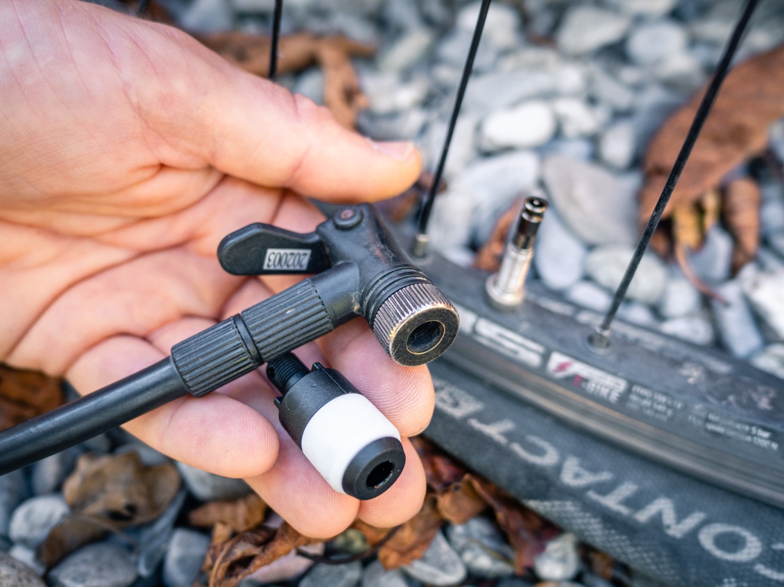 L’adaptateur universel, à installer sur toute mini-pompe 'de voyage'