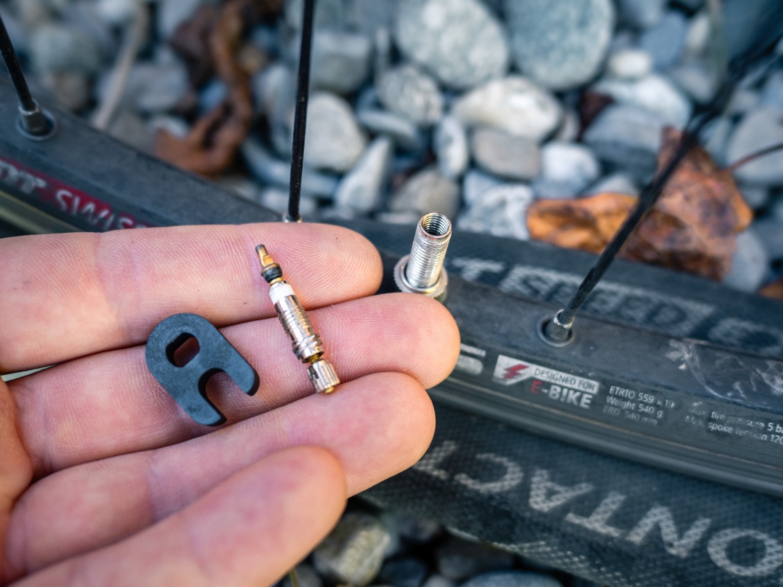 Une bonne vieille valve Presta démontée, et son bitoniau à la souplesse légendaire